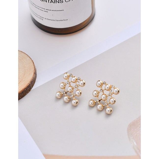 LRC Anting tusuk Fashion Golden Pearl Geometric Cutout Stud Earrings D80660