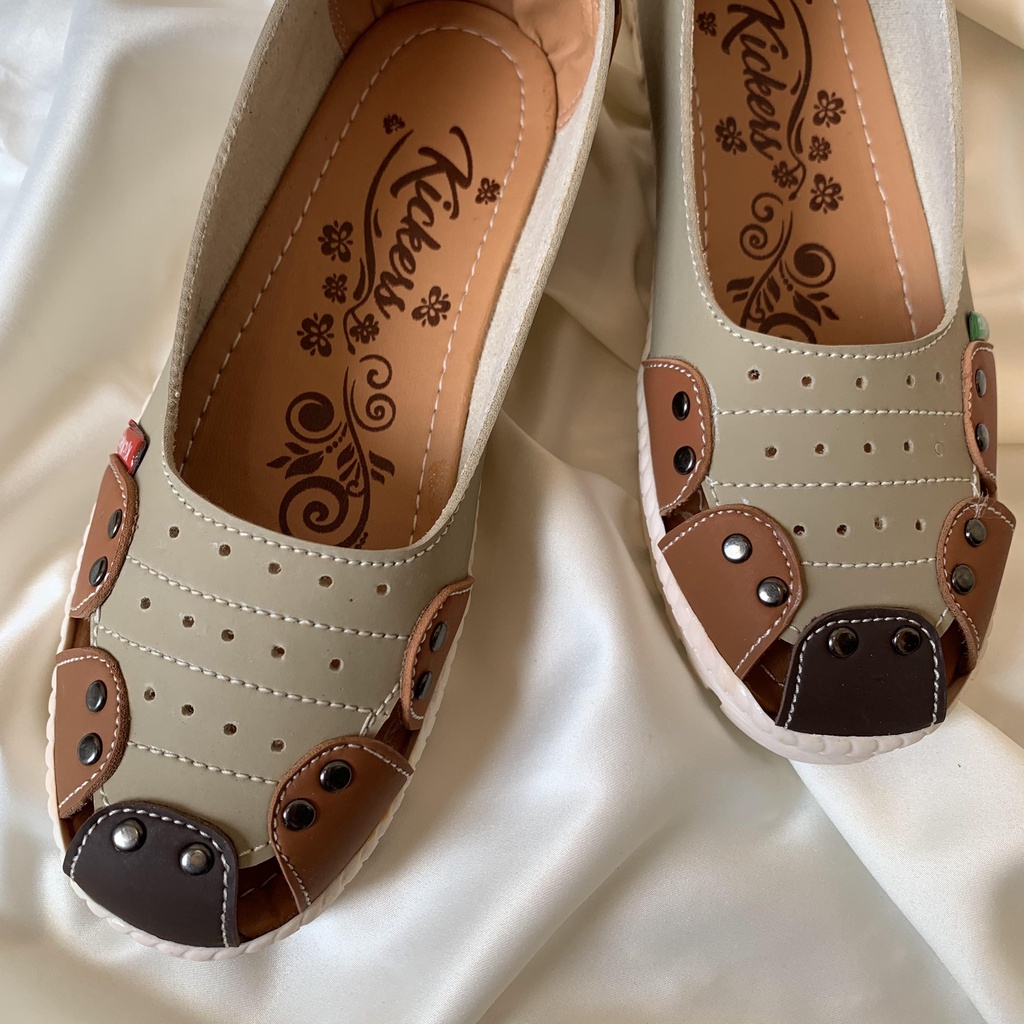 SEPATU SLP.07 1 KULIT SOL KARET PEREMPUAN CEWEK WANITA TERMURAH TERLARIS TERBARU Sandal Slop Slip On Wanita Sandal Cewek  SLIP ON WANITA TERBARU KEKINIAN FLATSHOES KOREAN STYLE SEPATU CEWEK SLIPON FLAT SHOES CASUAL SANTAI RAMADHAN SALE FLATSHOES-SLP.07 CREAM