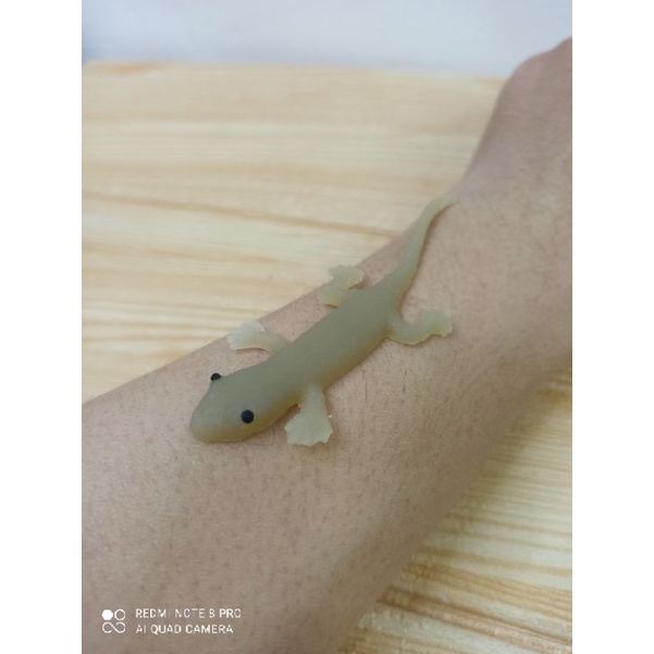 Mainan cicak karet mirip asli