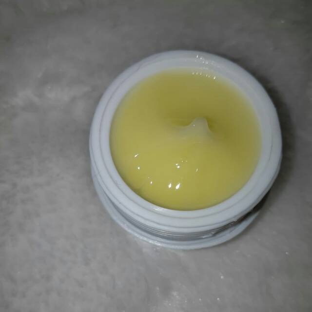 Krim kinclong pelicin wajah