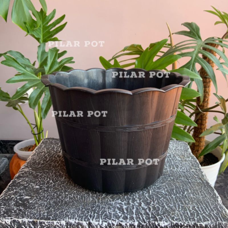 Pot bunga tanaman motif kayu warna hitam 25cm