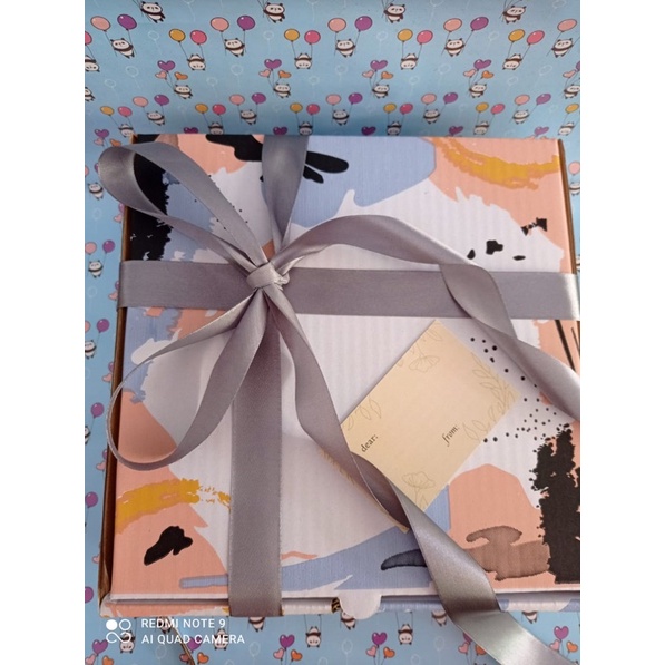 

BOX HAMPERS 27x27x10/KOTAK KADO/KOTAK ULTAH/FREE PITA,TALI RAMI,KERTAS CERCA,KARTU UCAPAN DAN KERTAS PACKING/KADO WISUDA/KOTAK SOUVENIR