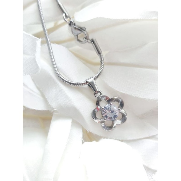 Kalung Permata Titanium Silver Wanita