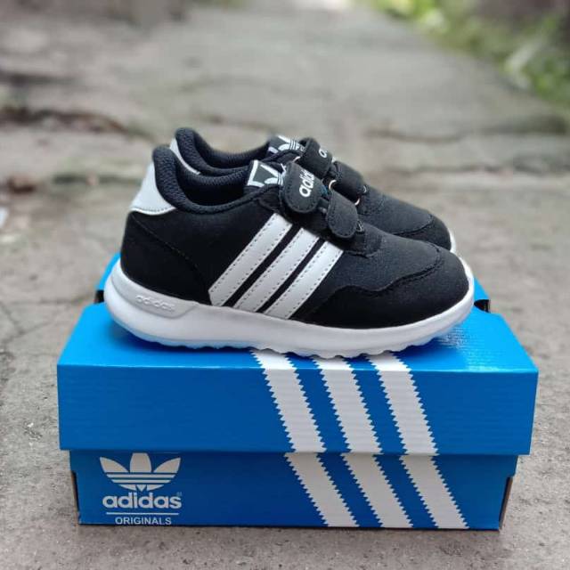 Sepatu anak adidas/sepatu adidas kids/sepatu sekolah.