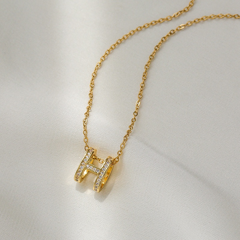 Kalung Rantai Klavikula Desain Huruf H Full Berlian Bahan Titanium Steel Warna Emas Untuk Wanita