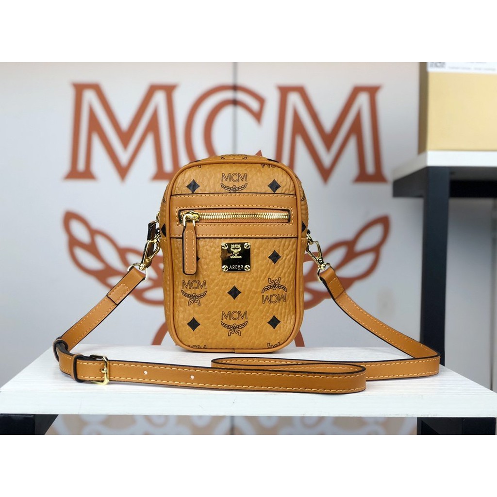Xiaomi c nfc. Поясная сумка MCM. MCM/70. Сумка MCM Boston Mini из кожи на цепочке. MCM сумки рюкзак кожаный с надписью MCM.