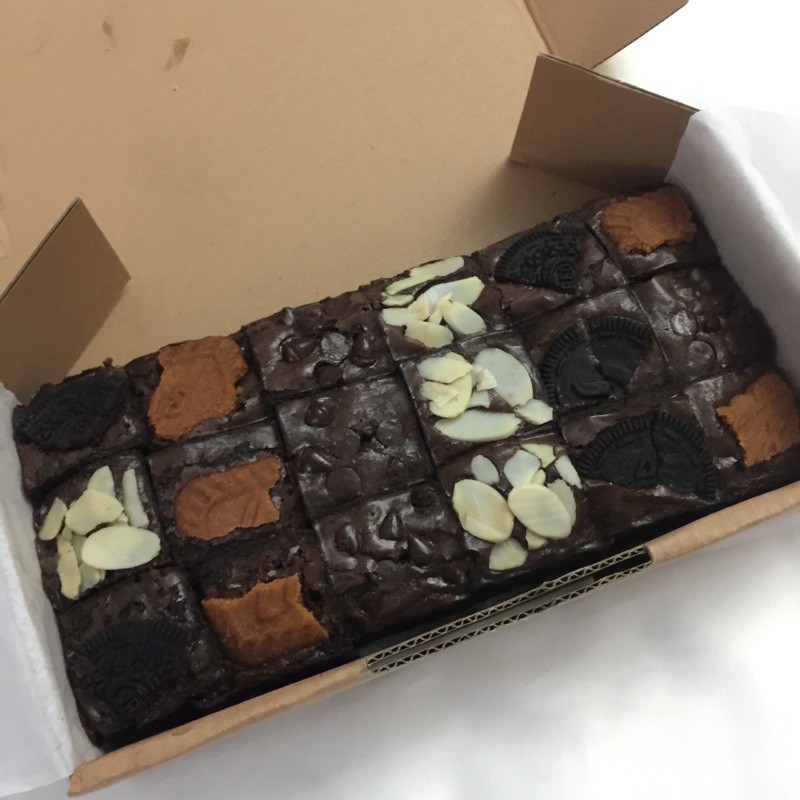 

FUDGY BROWNIES LARASERRIE (20x10) REGULER PREMIUM TOPPING