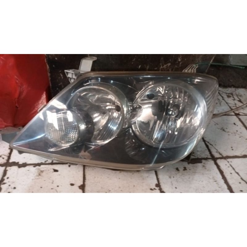 Headlmap/Lampu depan fortuner 2005