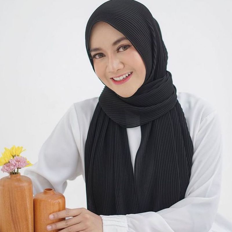 hijab pashmina plisket premium hitam / krudung pasmina