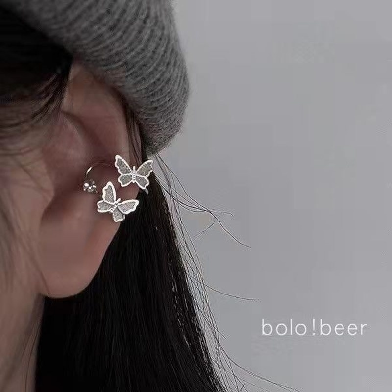 YEEZII Anting Klip Desain Kupu-Kupu Aksen Berlian Hypoallergenic Warna Silver Gaya Retro Untuk Wanita