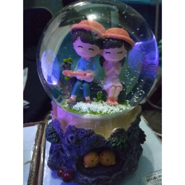 Snowball Couple Kotak musik hadiah valentine kado unik romantis lampu warna warni romantis