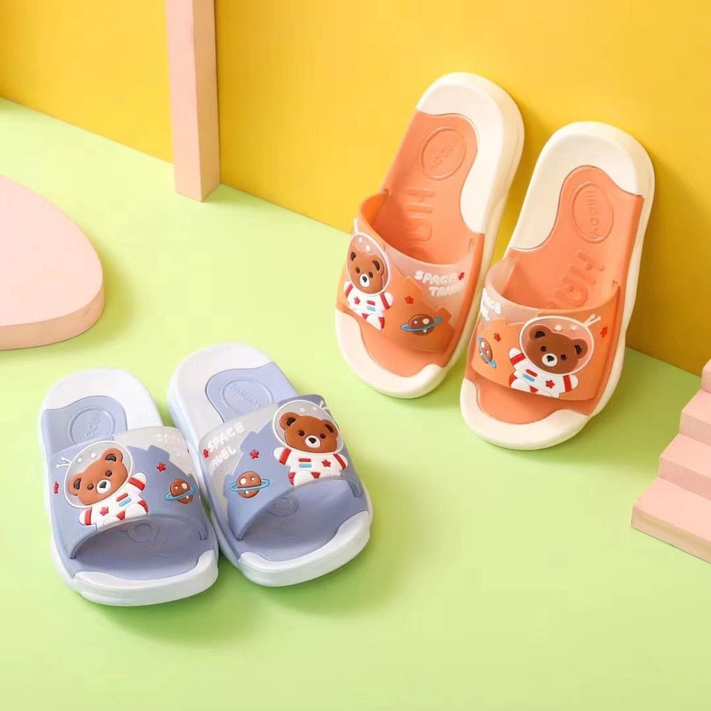 [littlecrab] Sandal Anak Beruang Space Travel Kids Sandals High Quality Astronot Luar Angkasa Colorful Biru Hijau Orange Merah Sandal Selop Anak Lucu Berkualitas Sandal Motif Unik Anti Slip Semi Transparan Korean Style