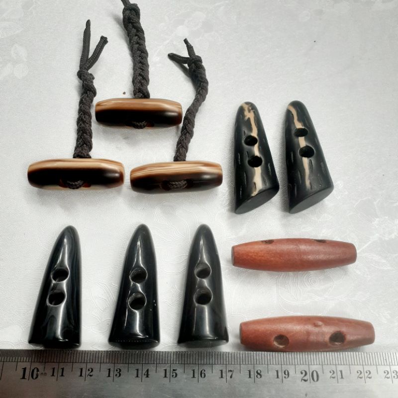 Original Stopper Kancing Kimtan Tanduk Variasi Tali 2 Lubang Wooden Button Toggle 2 Hole &amp; Cord Lock Akrilik Kayu Stok Garmen
