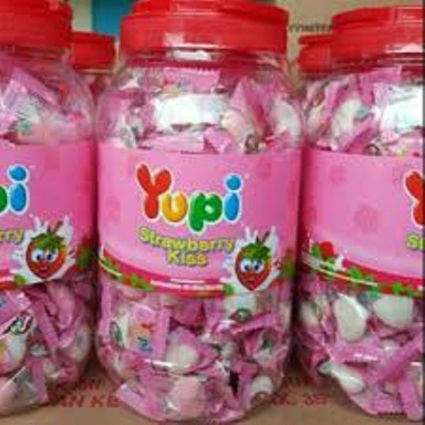 

yupi strawberry toples / jar 300gr yupi kiss