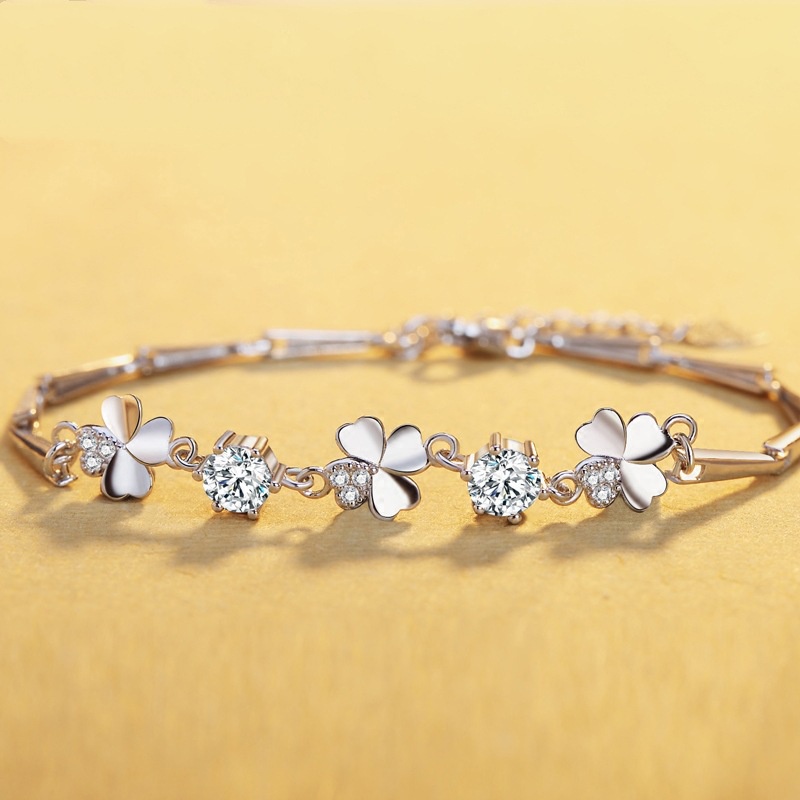 Gelang Bahan 925 Silver Plated Aksen Zircon Bentuk Clover Untuk Wanita