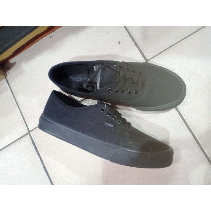 sepatu sekolah hitam polos merek Ardiles ORI size 38-42