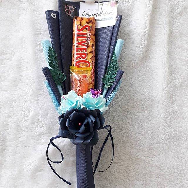 Buket bunga kertas dan coklat