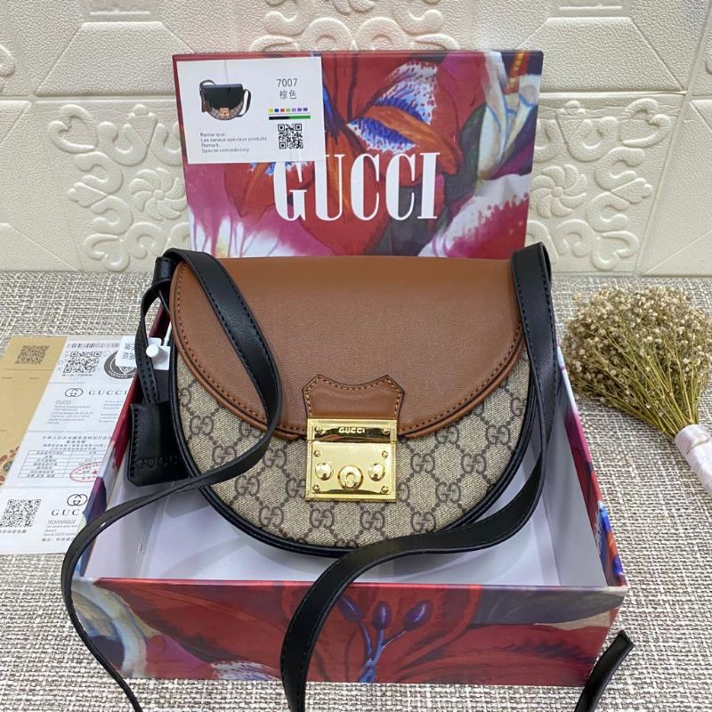 Gucci Padlock Saddle .