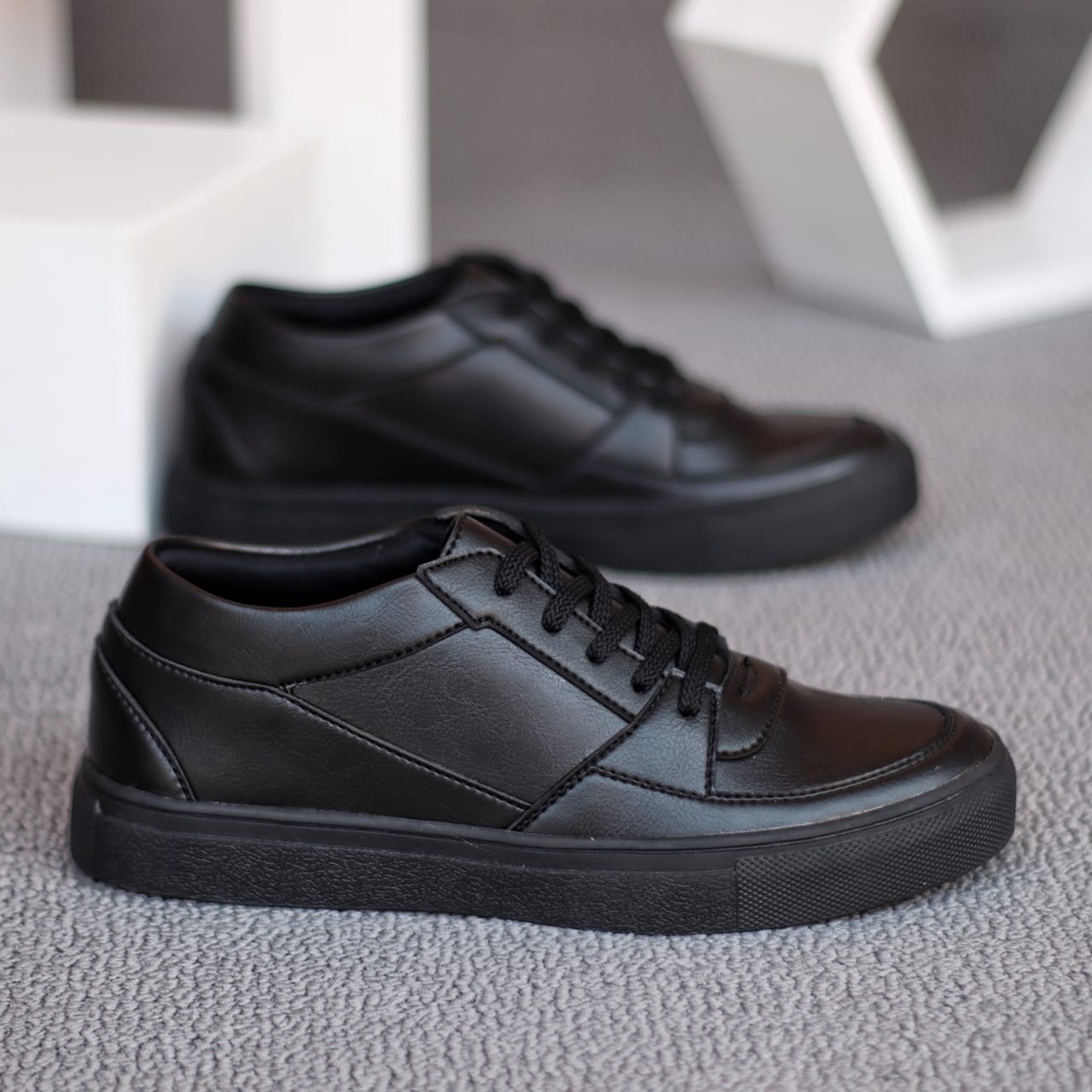 ROBERT Sepatu Sneakers Pria Kulit Sintetic Sepatu Pria Casual Sneaker Cowok / Cowo Sepatu Kasual Semi Formal Kerja Kantor Kuliah Gaya Santai Keren Kekinian Original Murah Terlaris