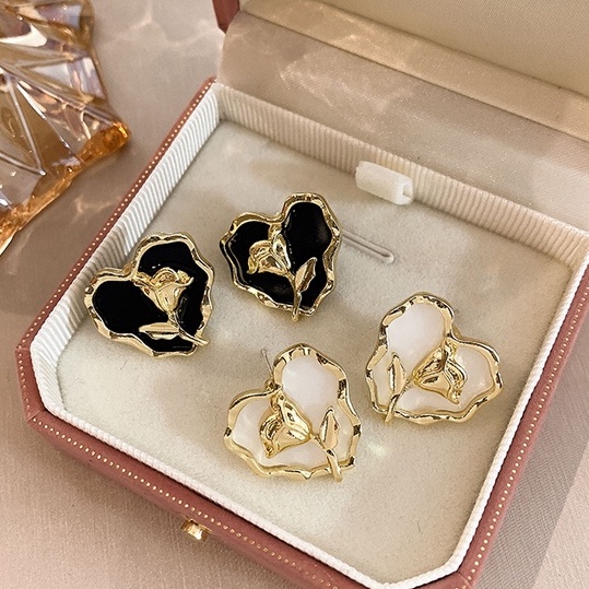 Anting Bentuk Bunga Bahan 925 Silver Needle Metal Gaya Vintage Korea Untuk Wanita