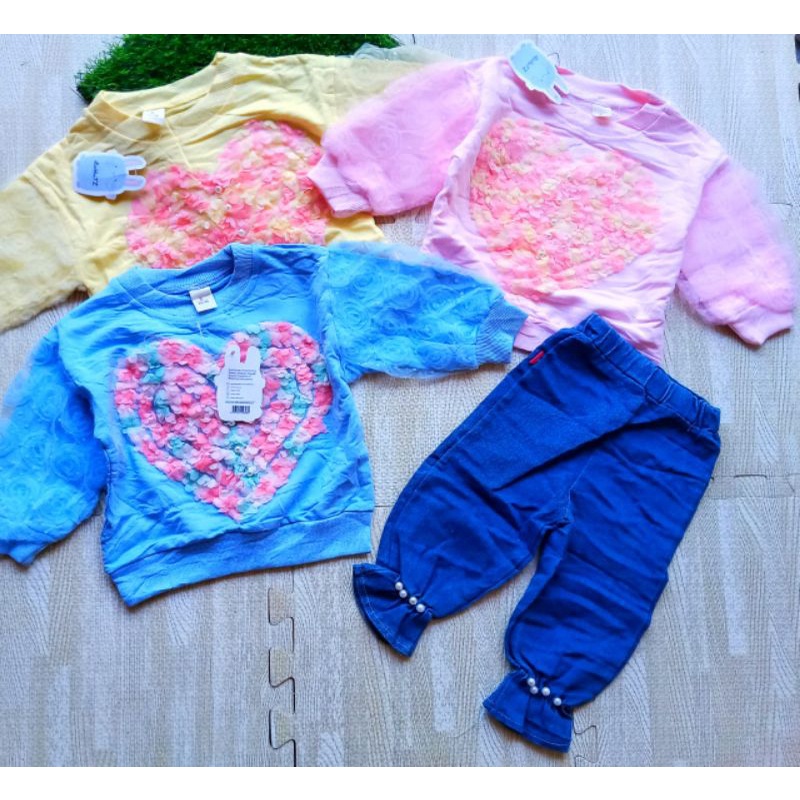 SETELAN CELANA JEANS MUTIARA ANAK PEREMPUAN IMPORT 1-5 TAHUN LENGAN PANJANG / SETELAN ANAK CEWEK IMPORT CELANA JEANS CUTBRAY MUTIARA + SWEATER BUNGA FLOWER LOVE