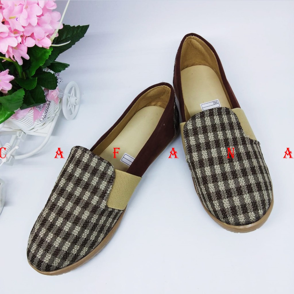 Flat Shoes Wanita Yovina SDB108