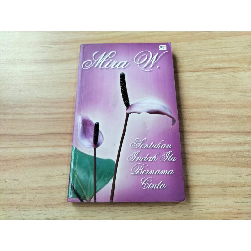 Novel Sentuhan Indah Itu Bernama Cinta (varian cover), karya Mira W