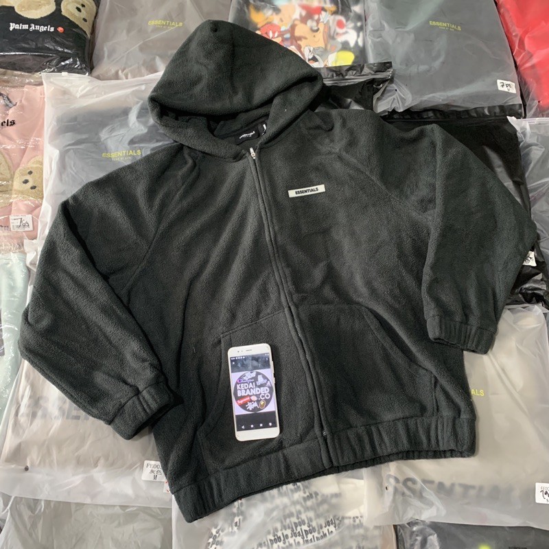 JAKET FEAR OF GOD ESSENTIALS