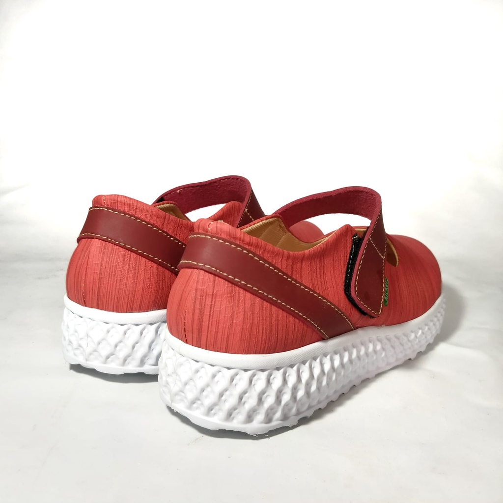 Sepatu Sendal Sandal Wanita perempuan wedges dengan hak 2 cm untuk jalan santai, traveling, Bepergian, Jalan-jalan Motif Cantik dan Keren Warna Maroon