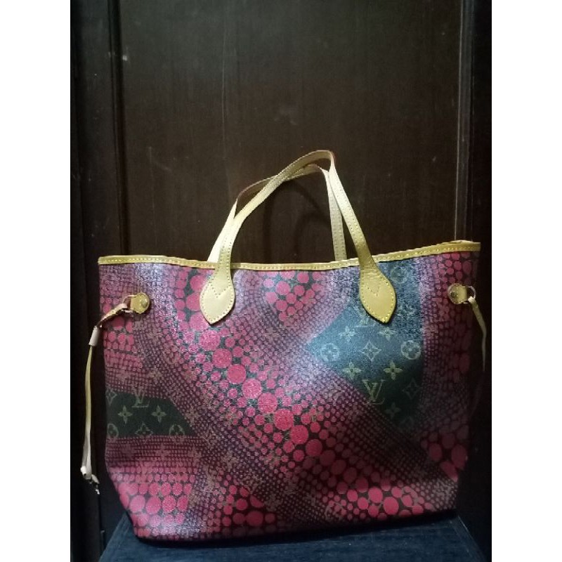 tas Tote LV merah ada no.seri