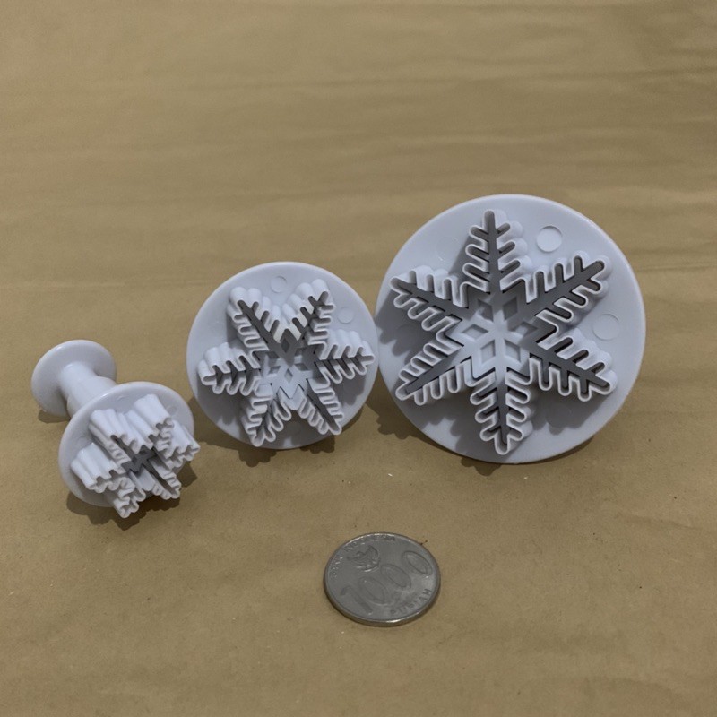 

snowflake cutter / plunger cake