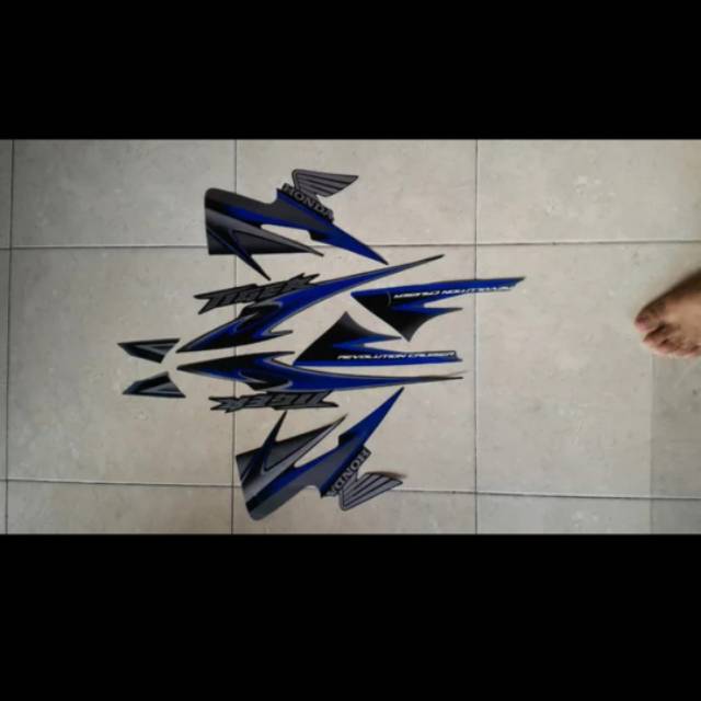 Striping stiker les body tiger revo hitam biru silver