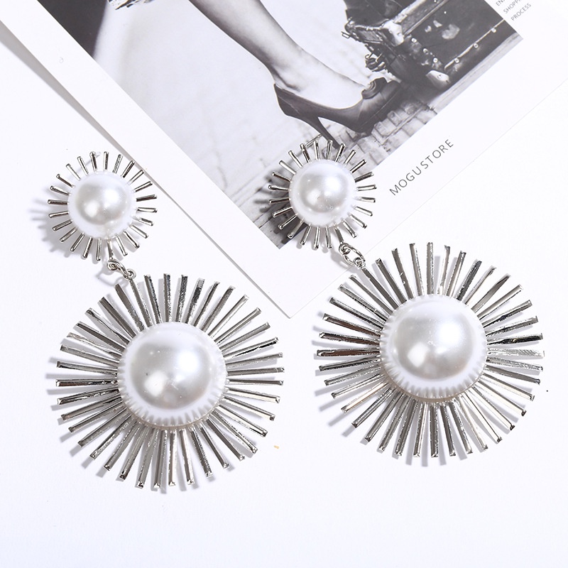 Anting Tusuk Gantung Bahan Metal Desain Bunga Hollow Hias Mutiara Gaya Retro Berkilau Untuk Wanita