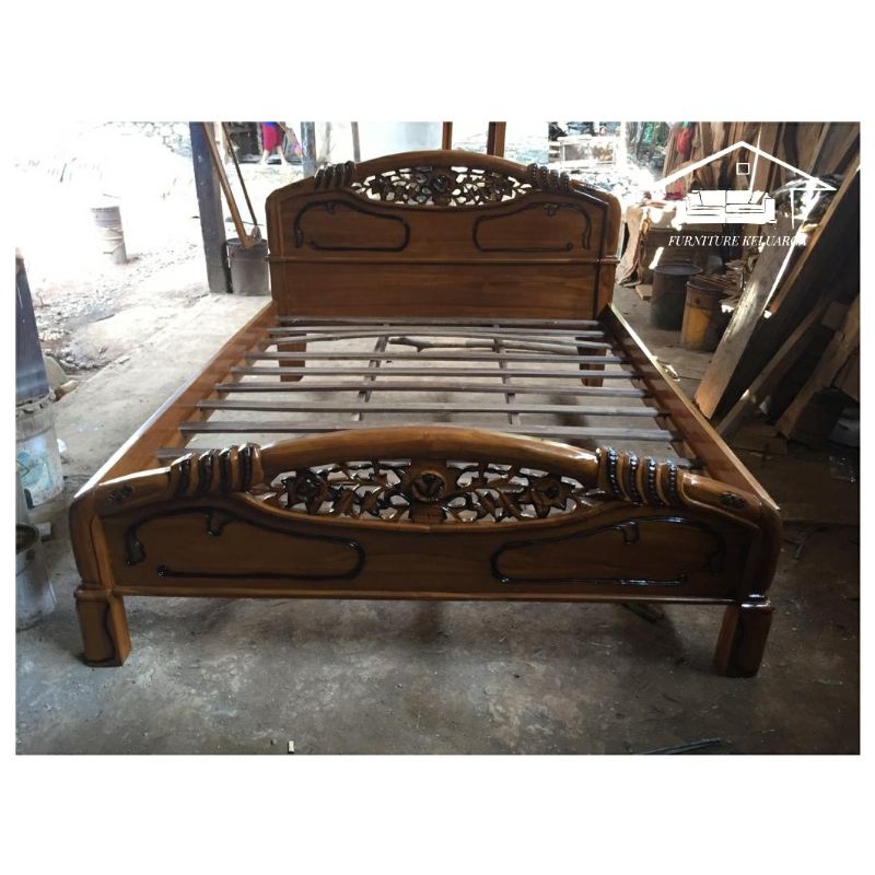 Tempat tidur ukir jati jepara