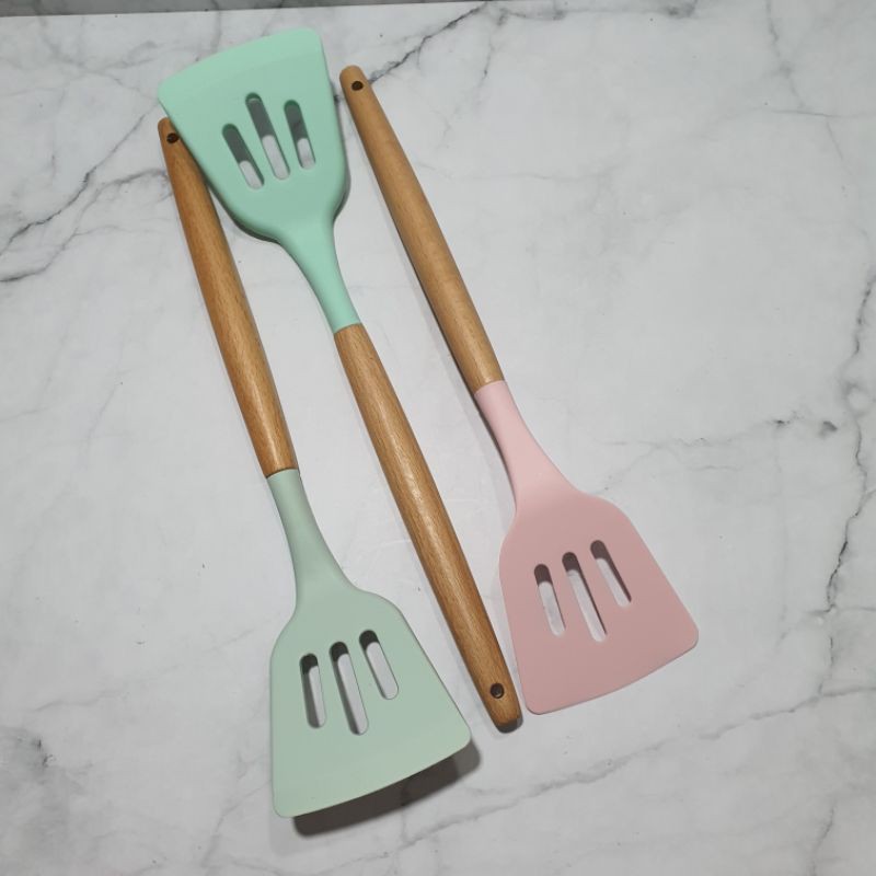 silicone cooking turner with wooden handle / sodet masak gagang kayu