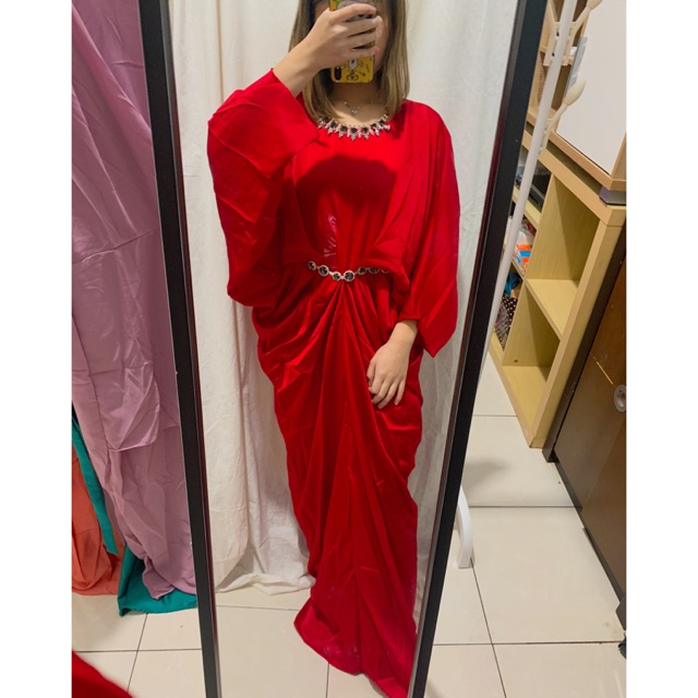 Kaftan Satin Pesta dengan Aksesoris
