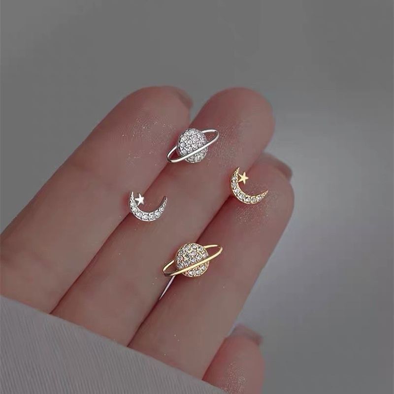 Bintang Bulan Sederhana Desain Asimetris Anting Pejantan Kristal Berlian S925 Sterling Perak Baja Titanium Fashion Wanita Stud Earrings