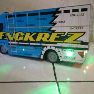 Miniatur truk putih variasi biru remot control plus lampu Miniatur truk putih variasi biru remot control plus lampu