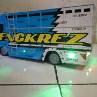  Miniatur  truk  putih variasi biru remot control plus lampu 