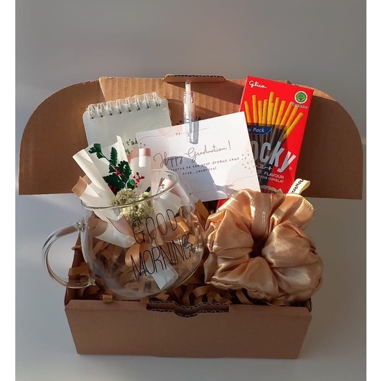 

HAMPERS GIFT BOX KADO ULANG TAHUN KADO WISUDA GRADUATION WEDDING SELF REWARD RAMADHAN LEBARAN