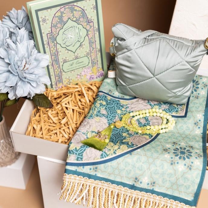 

Howel And Co - Chava Royal Prayer Set .