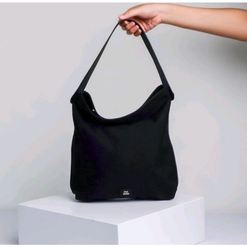 Dhairya dya tote bag hitam