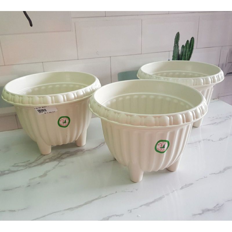 Pot Bunga Plastik SL dengan kaki