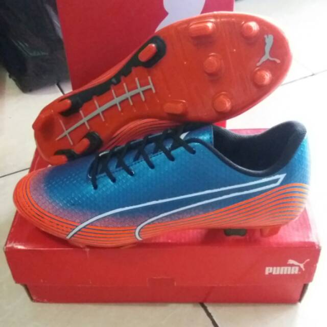 Sepatu bola puma