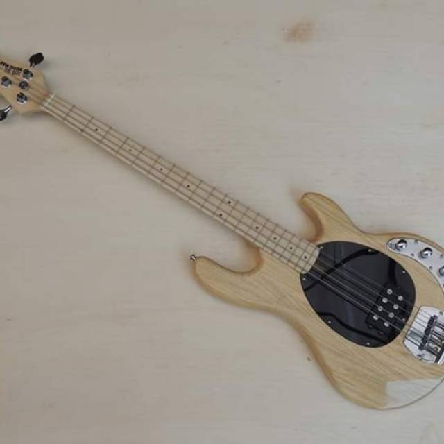 GITAR BASS MUSICMAN STINGRAY