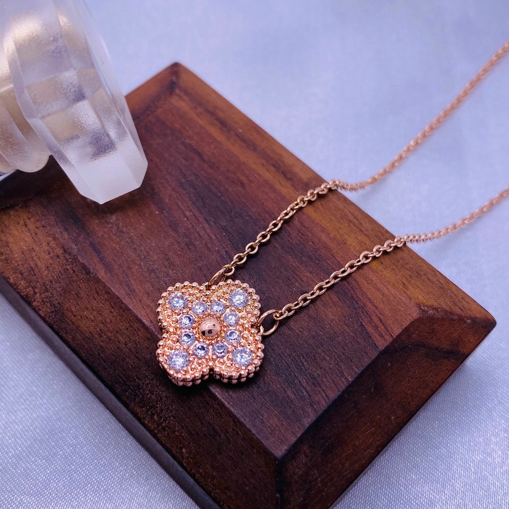 Clover Kalung Rantai Emas 18K Bahan Titanium Steel Tahan Air Dan Lembab Untuk Wanita