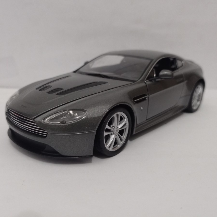 Diecast  Aston Martin V12 Vantage grey Welly skala 1:24 mobil mainan koleksi