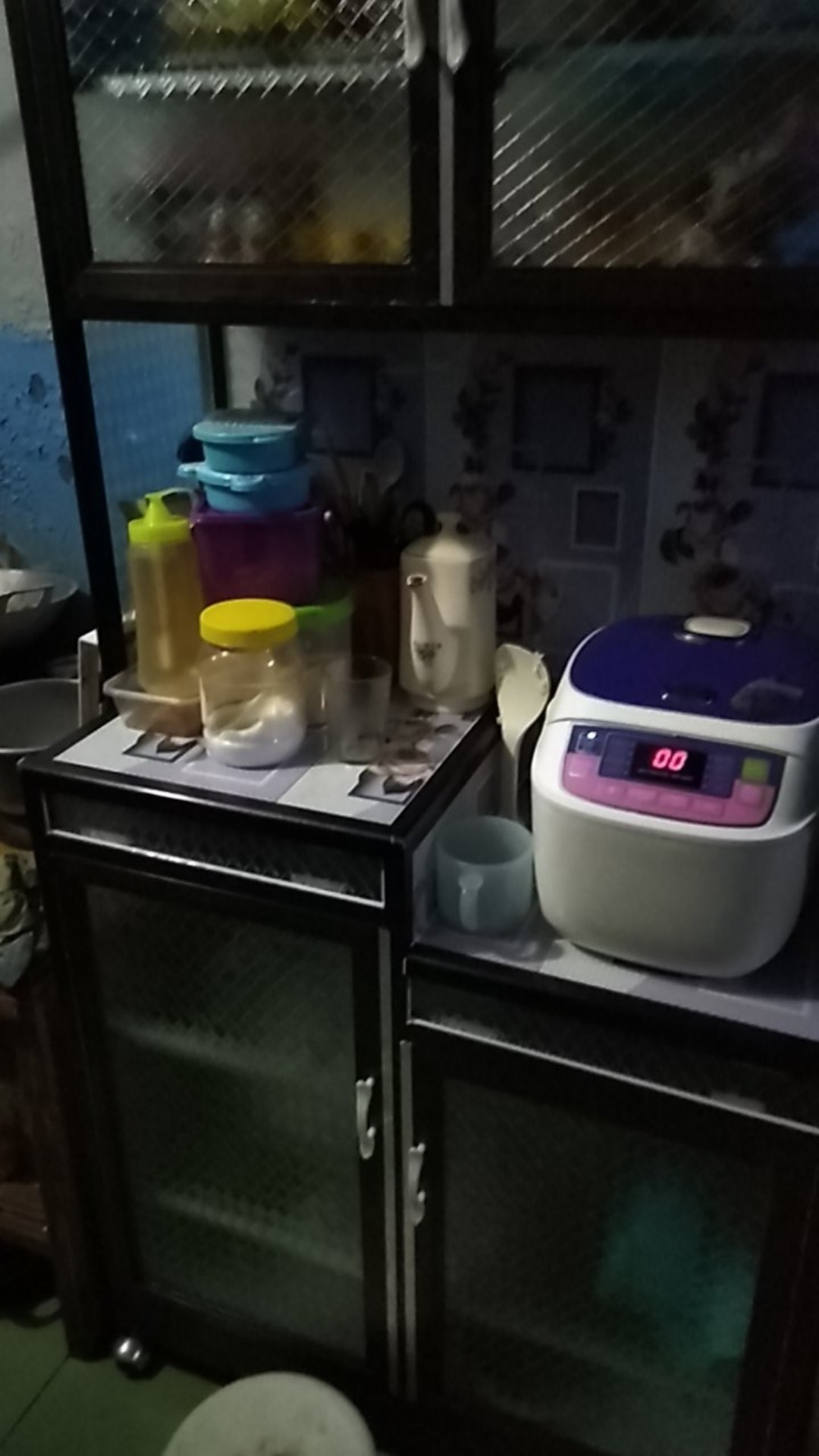 Rak Piring 2 Pintu Roda Kunci Tiang Besar + Dinding Samping Full Keramik (promo Harga)