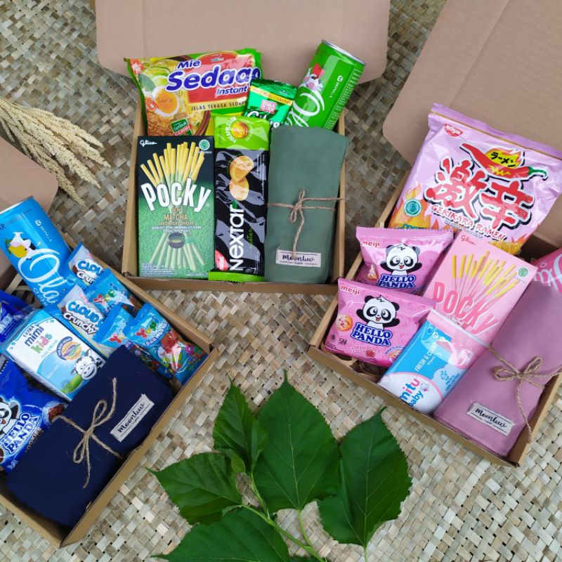 

[TERMURAH] BOX/ GIFT BOX SNACK/ KADO ULTAH/ KADO WISUDA / KADO PERNIKAHAN / SOUVENIR / HAMPERS HIJAB + SNACK MURAH UNTUK WISUDA | WEDDING | ANNIVERSARY | ULTAH | BEBAS