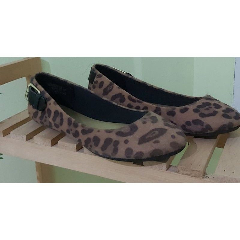 PRELOVED SECOND HAND FLAT SHOES (SEPATU FLAT WANITA) MERK CHRISTIAN SIRIANO PAYLESS MOTIF MACAN